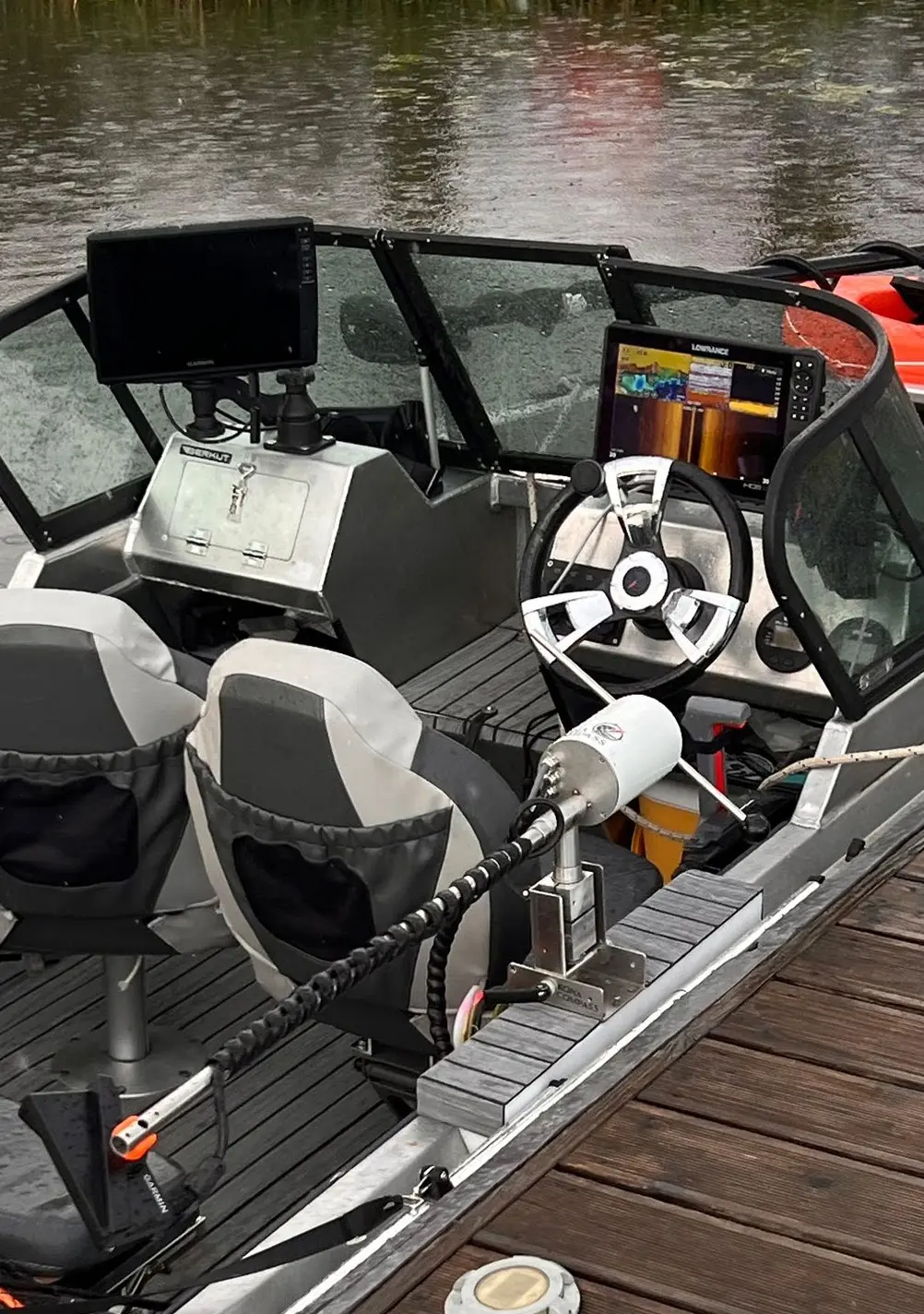 Kona Compass transducer rotator — heading hold and auto search modes in operation
